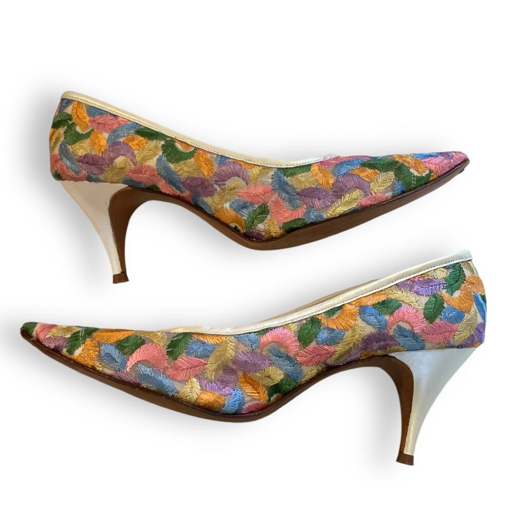 Vintage 70s Florsheim Pastel Feather Embroidered Pumps Sz 7 - Picture 4 of 16